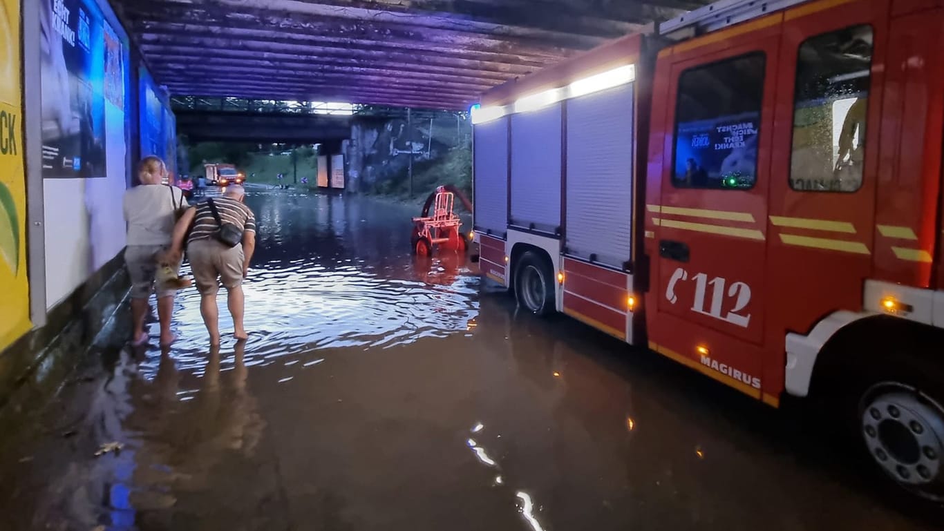 Unterführungen wurden überschwemmt, die Feuerwehr musste mit Pumpen anrücken, wie hier in Aubing.