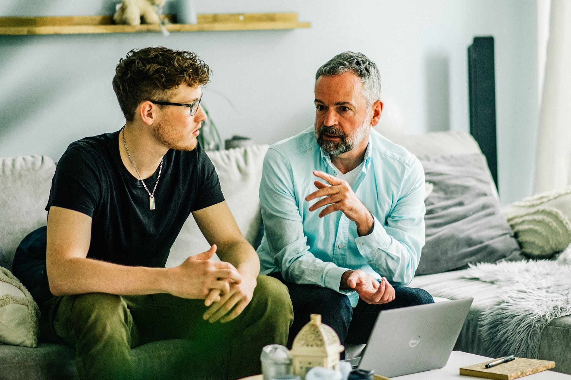 Vater und Sohn am Computer