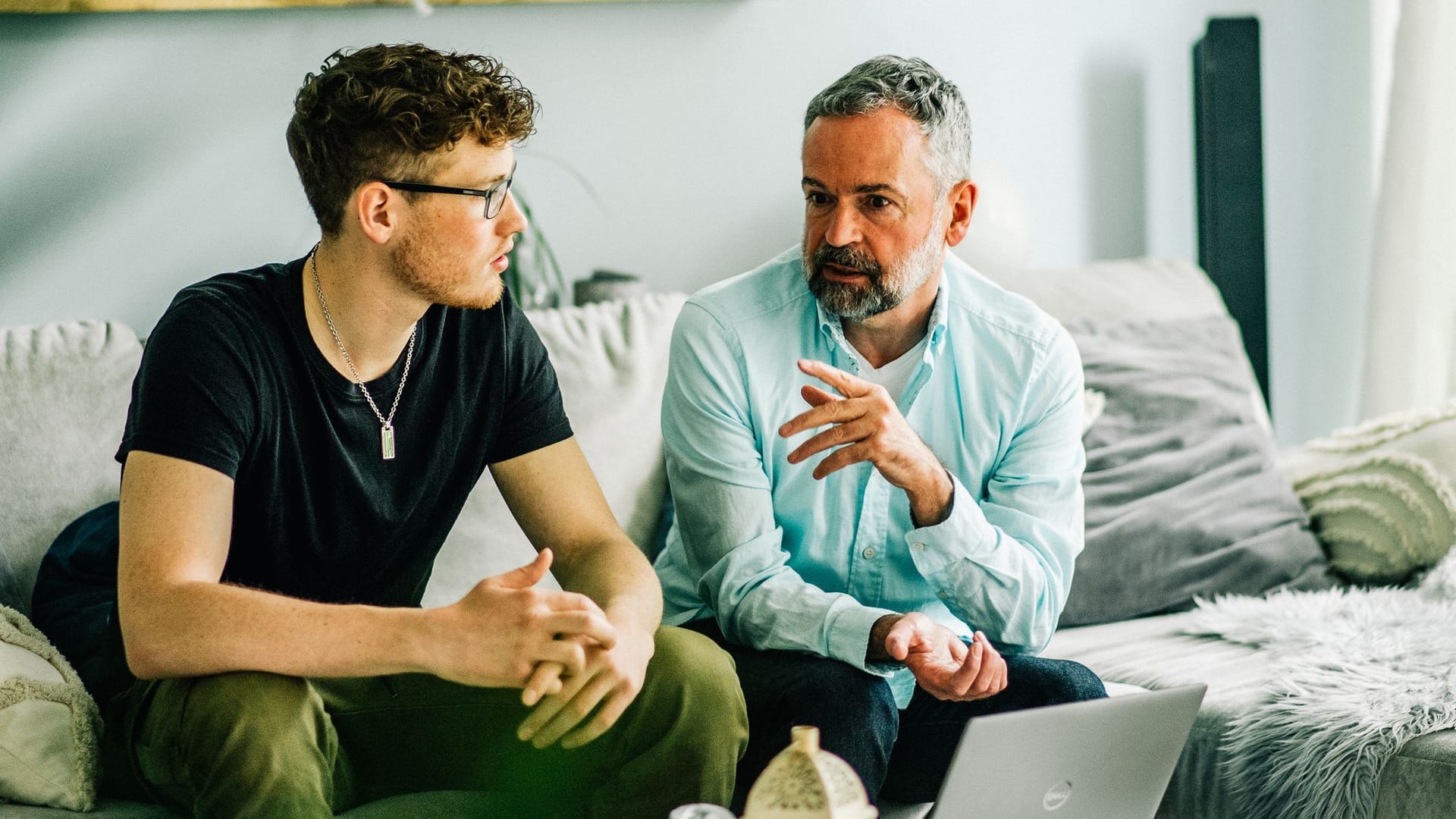 Vater und Sohn am Computer