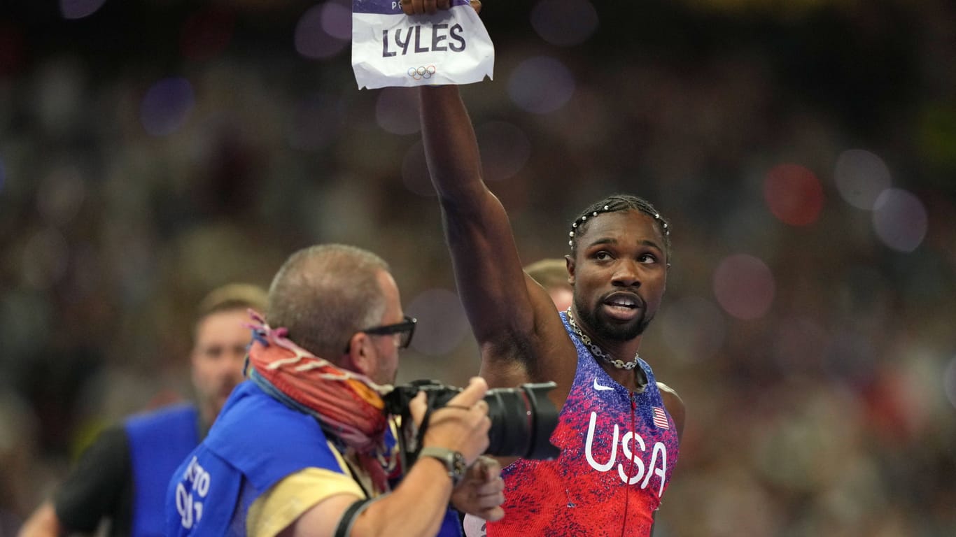 Noah Lyles: Der Superstar während seiner Ehrenrunde durchs Stadion.