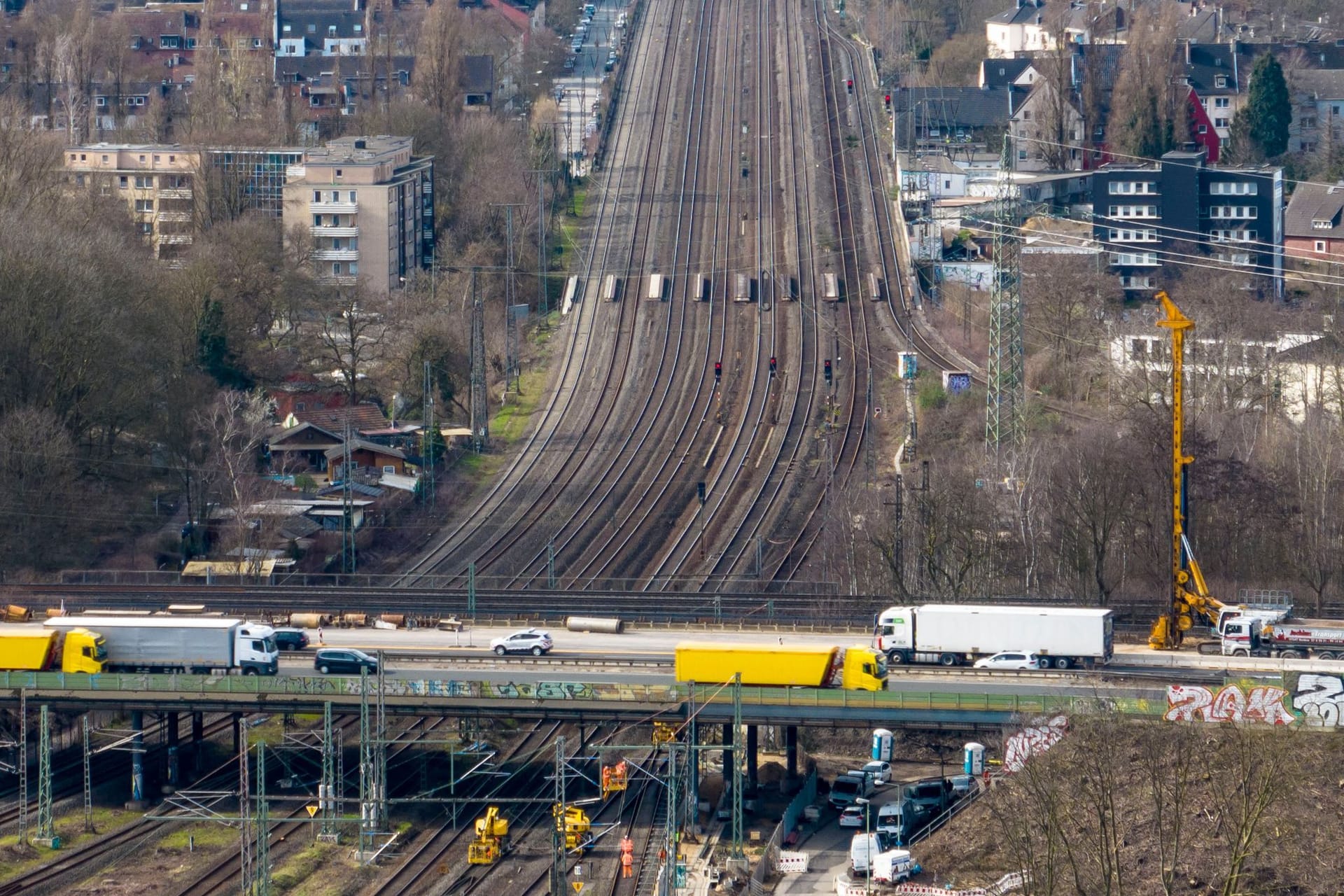 Bahnstrecke am Autobahnkreuz Kaiserberg