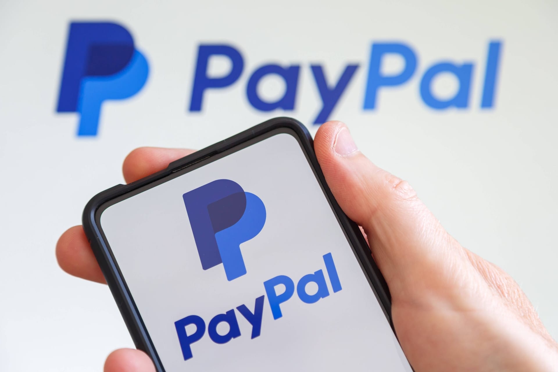 PayPal: Aktuell versuchen Betrüger mit einer gefälschten E-Mail an Ihre Daten zu kommen.