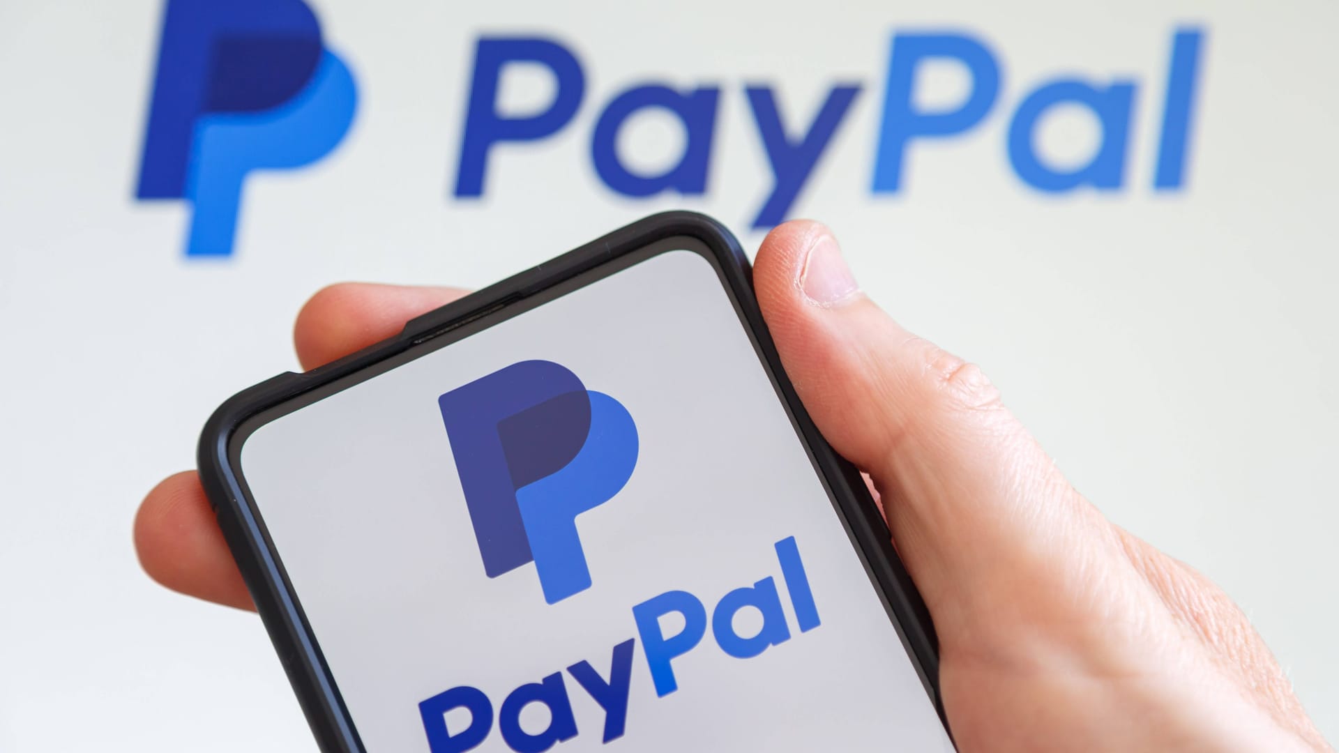 PayPal: Aktuell versuchen Betrüger mit einer gefälschten E-Mail an Ihre Daten zu kommen.