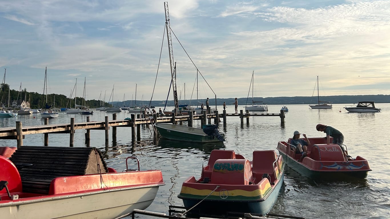 Tretboote vor dem Bootsverleih Stumbaum in Herrsching am Ammersee.