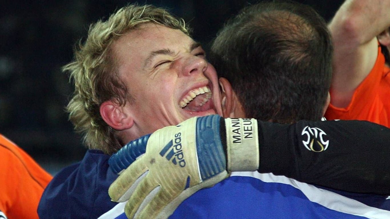 Manuel Neuer feiert den Sieg in Porto: Es sollte eine unvergessliche Nacht für ihn werden.