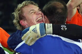 Manuel Neuer feiert den Sieg in Porto: Es sollte eine unvergessliche Nacht für ihn werden.