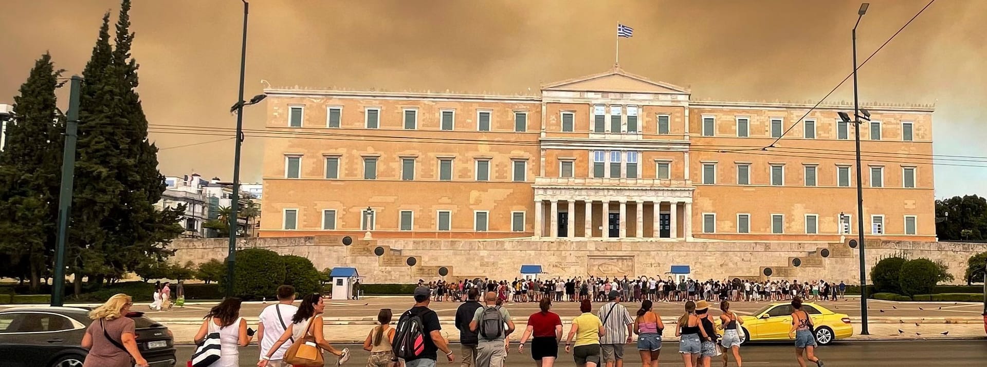 Rauch von Waldbränden ist über dem griechischen Parlamentsgebäude im Stadtzentrum zu sehen, nachdem ein Brand nordöstlich der Hauptstadt zu Evakuierungen geführt hat.