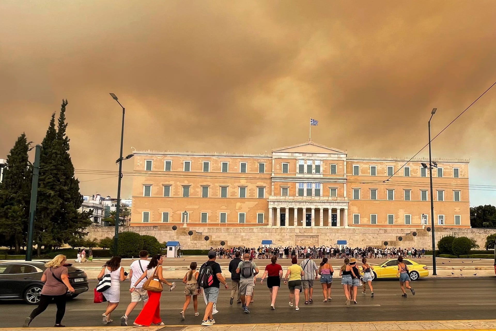 Rauch von Waldbränden ist über dem griechischen Parlamentsgebäude im Stadtzentrum zu sehen, nachdem ein Brand nordöstlich der Hauptstadt zu Evakuierungen geführt hat.