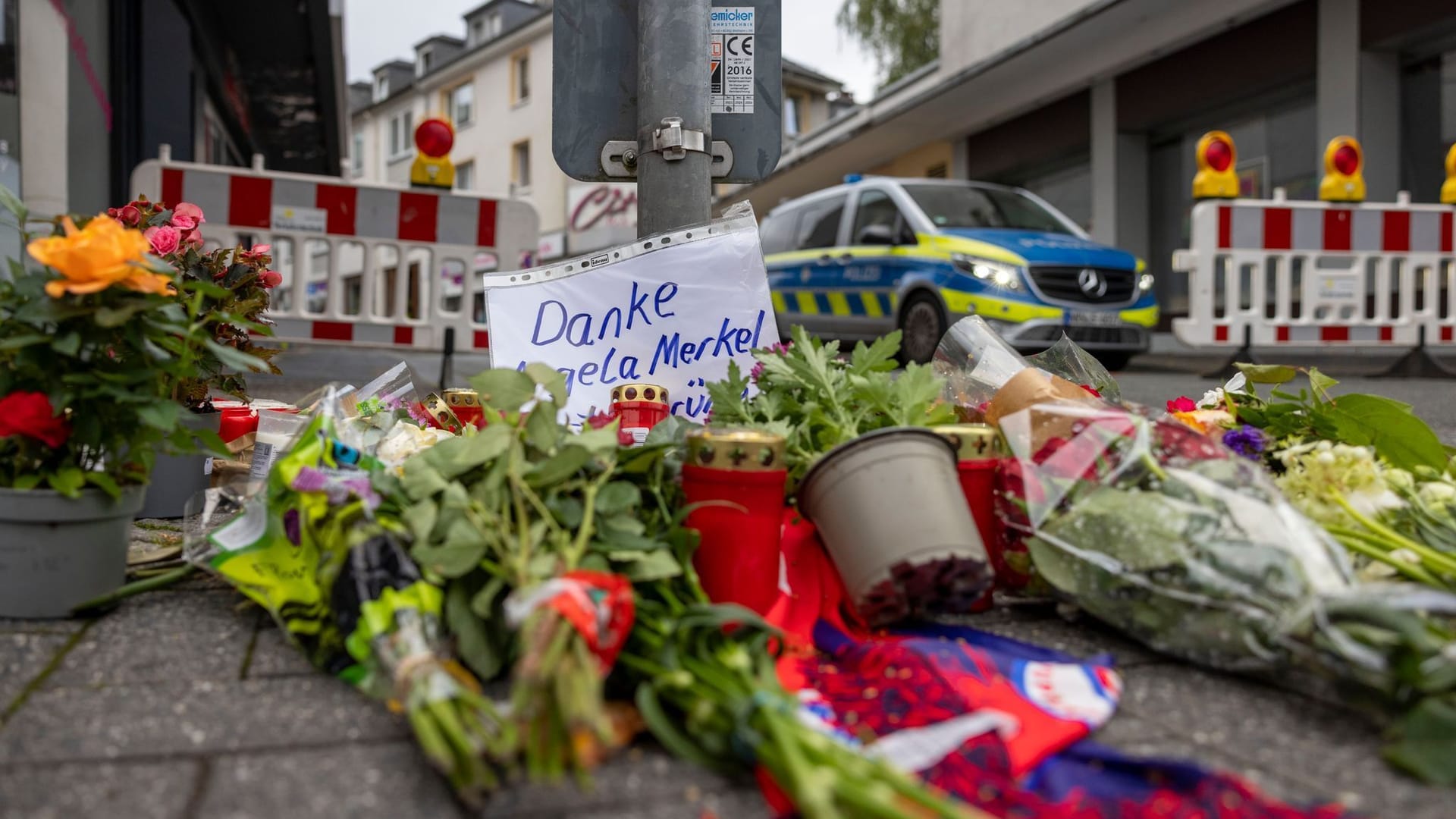 In Solingen zeigen Menschen, was sie von Merkels Flüchtlingspolitik halten.