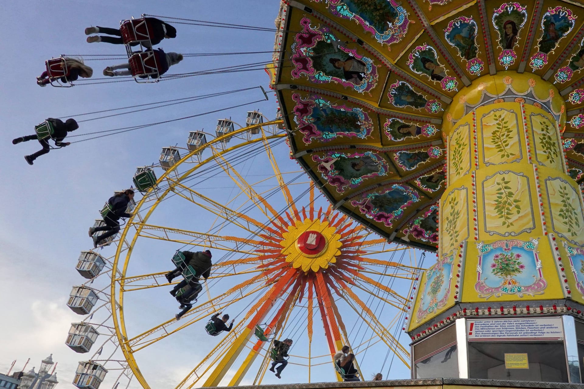 Kettenkarussell und Riesenrad auf dem Hamburger Dom (Archivbild): Ein Kind und ein Mann wurden bei einem Unfall verletzt.