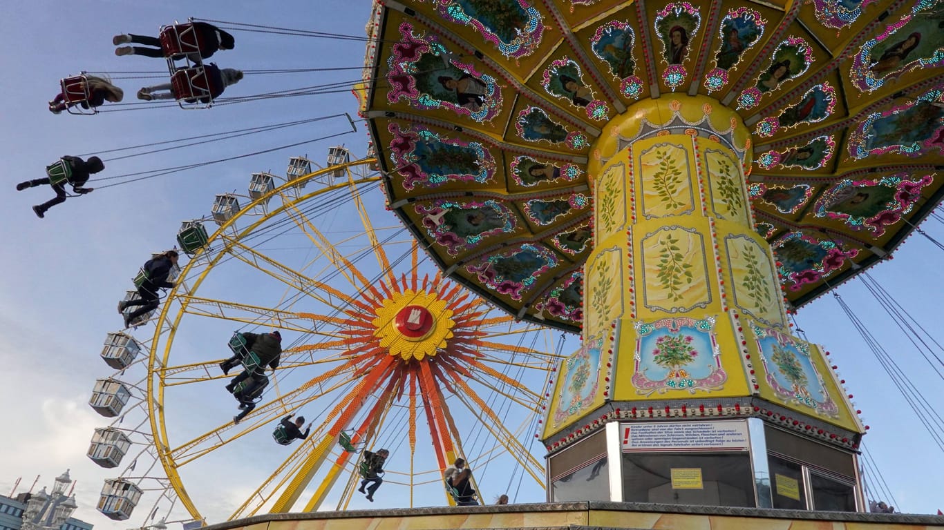 Kettenkarussell und Riesenrad auf dem Hamburger Dom (Archivbild): Ein Kind und ein Mann wurden bei einem Unfall verletzt.