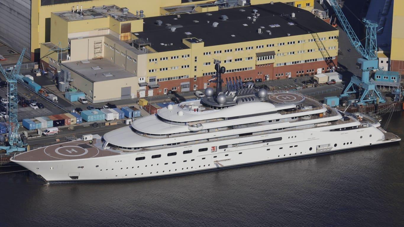 Luftbild der von Lürssen gebauten 160 Meter langen Megayacht "Blue" (Archivfoto): Ihr Besitzer ließ sich das Schiff als Nachfolger für die "Topaz" bauen.