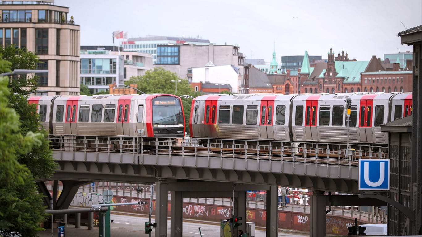 Eine U3 hält an den Landungsbrücken (Archivbild): Ab 2029 soll die U5 durch Hamburg fahren.