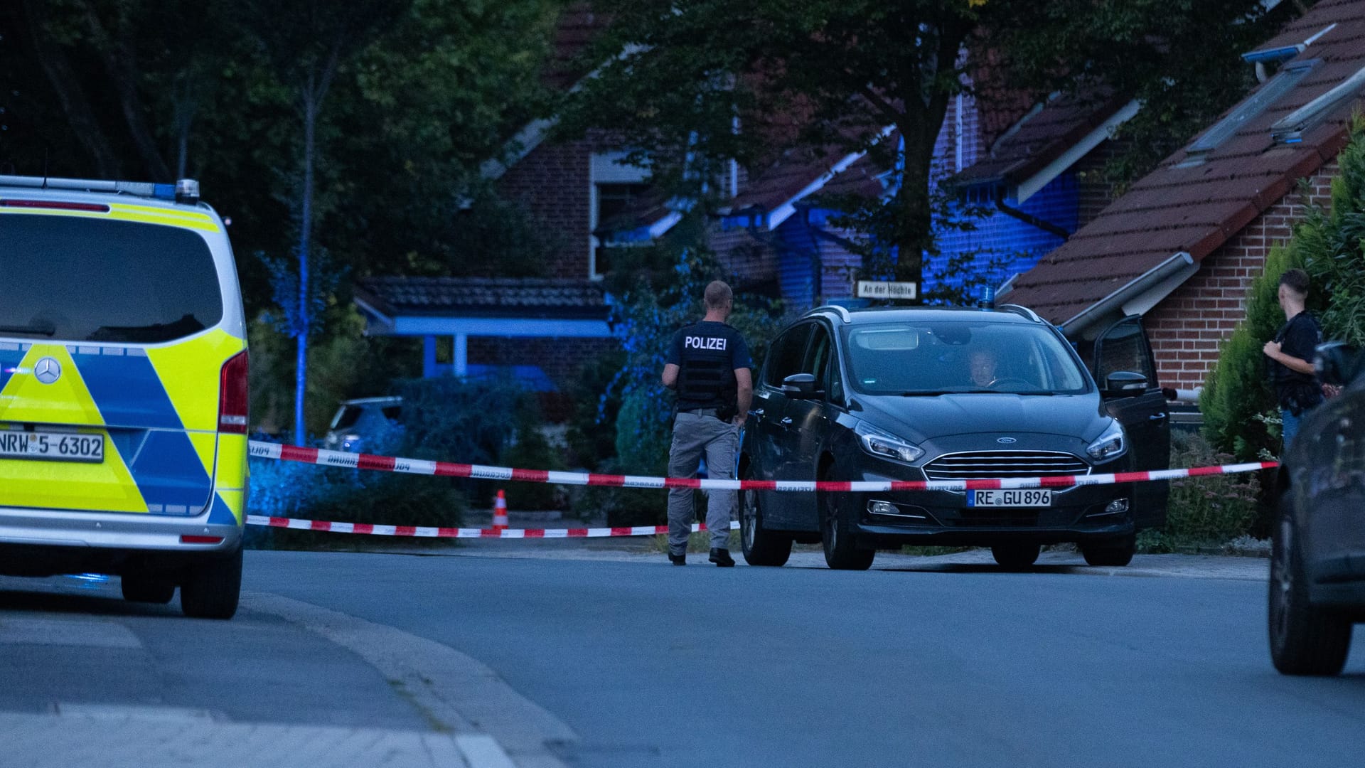 Einsatzkräfte vor einem Mehrfamilienhaus an der Straße Hochfeld. Der 33-Jährige soll dort randaliert haben.