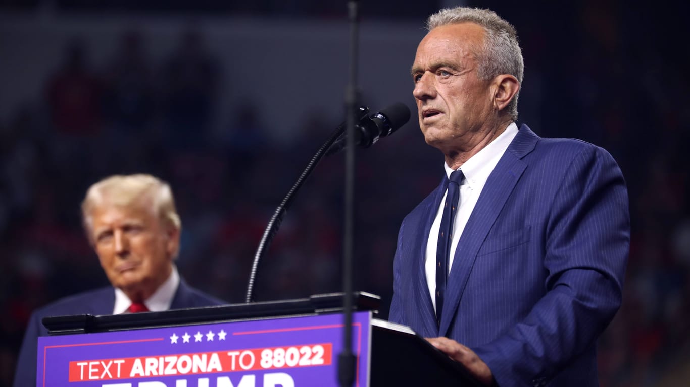 Robert F. Kennedy Jr. bei einem gemeinsamen Wahlkampfauftritt mit Trump (Archivfoto): Wie entscheiden seine Fans in den Swing States?