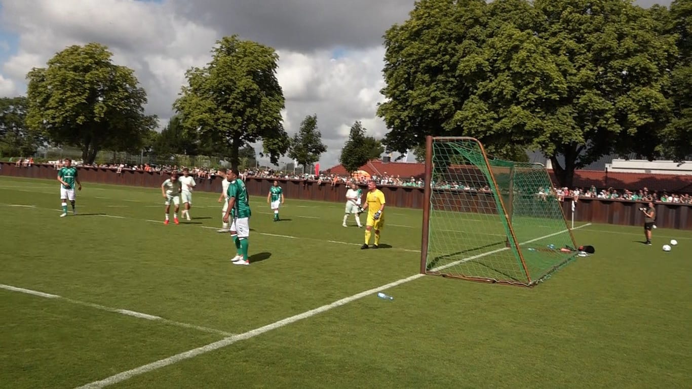 Ehemalige Fußballprofis und Fans beim "Tach der Fans": Die Werder-Legenden-Mannschaft spielte gegen das Siegerteam der Fanclub-Meisterschaft.