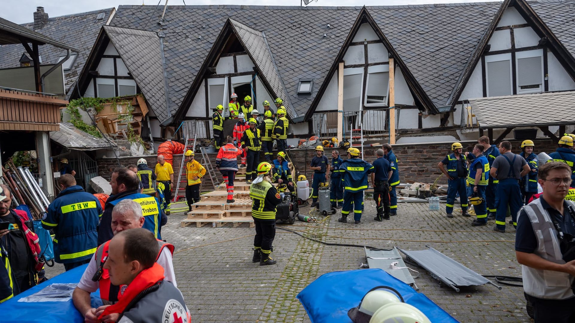 Hotel teilweise eingestürzt