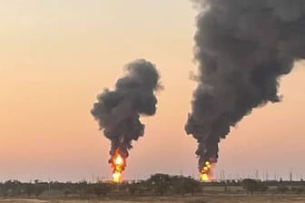 Ein brennendes Öllager in der russischen Region Rostov: Teile einer zerstörten ukrainischen Drohne sollen das Lager in Brand gesteckt haben.