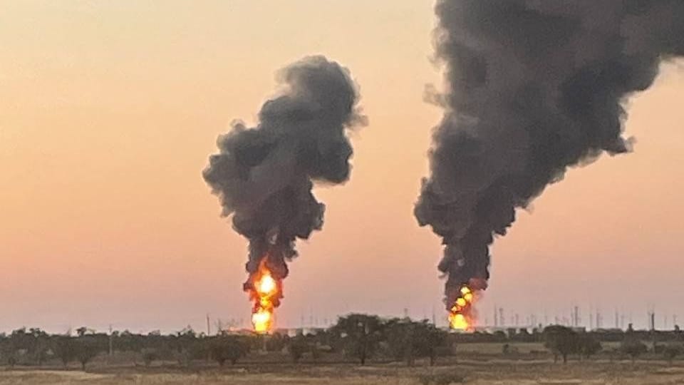 Ein brennendes Öllager in der russischen Region Rostov: Teile einer zerstörten ukrainischen Drohne sollen das Lager in Brand gesteckt haben.