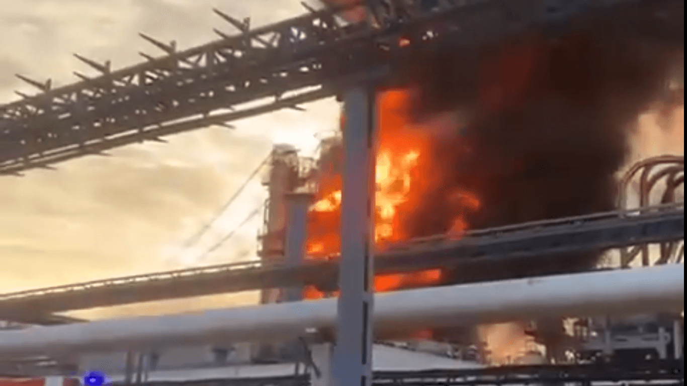 Ein Screenshot eines Videos auf X, dass den Brand in der Raffinerie von Omsk zeigen soll.