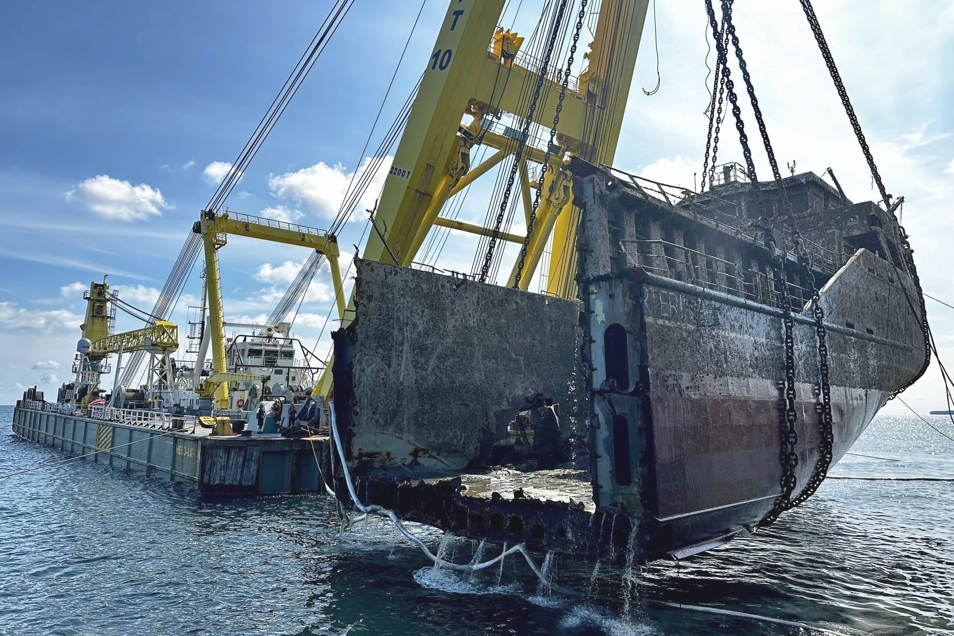 Schwimmkran hebt erstes Teil von «Verity»-Wrack