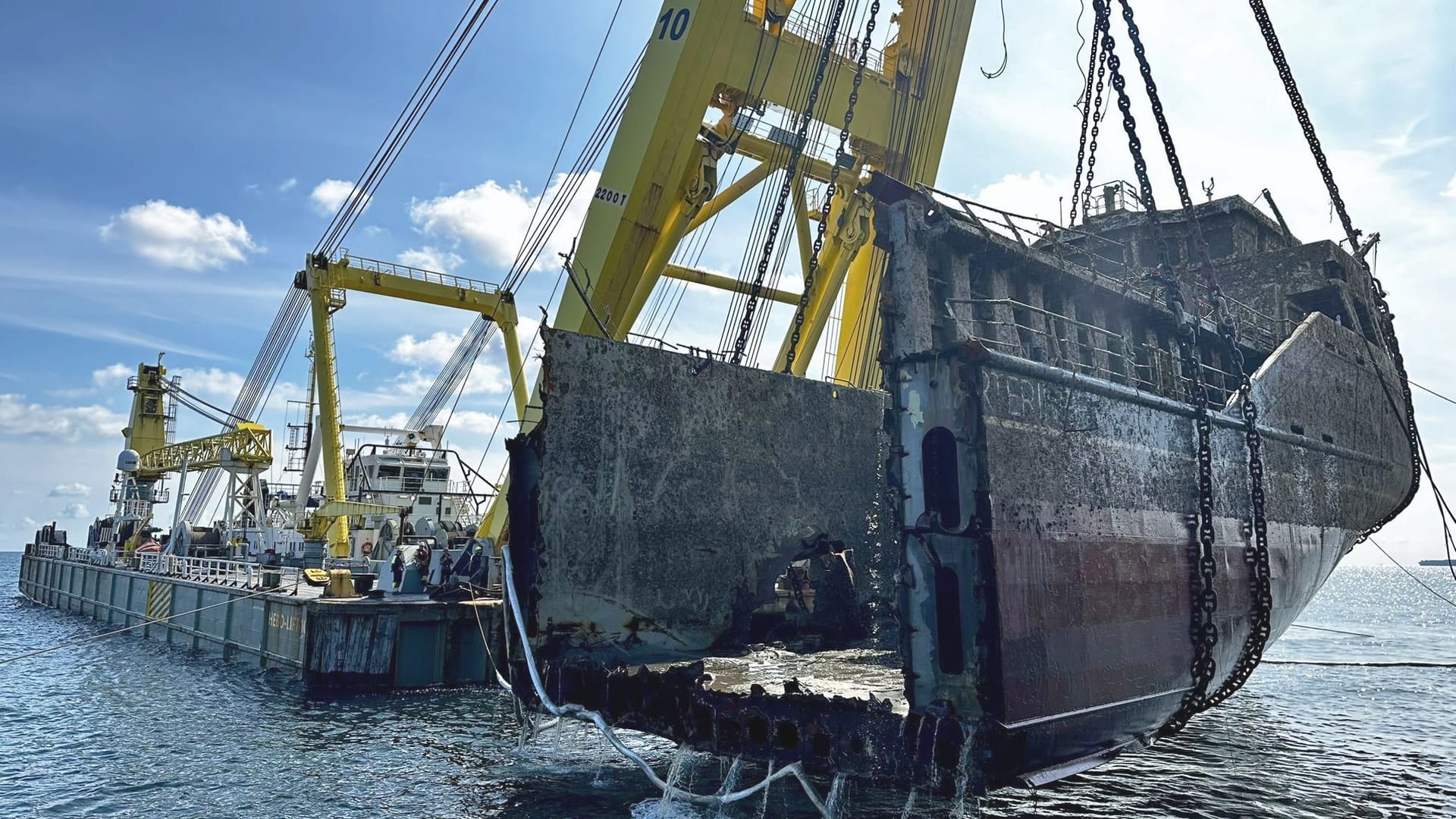 Schwimmkran hebt erstes Teil von «Verity»-Wrack