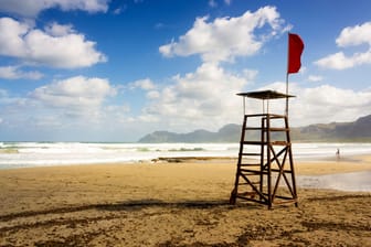 Rote Flagge: Ein Strand in Port de Sóller ist seit einigen Tagen gesperrt.