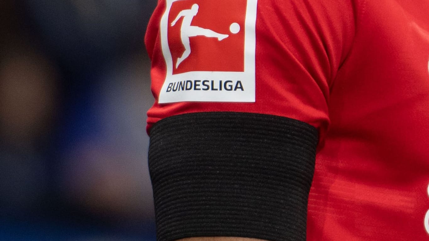 Bundesliga-Logo und Trauerflor