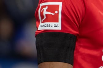 Bundesliga-Logo und Trauerflor