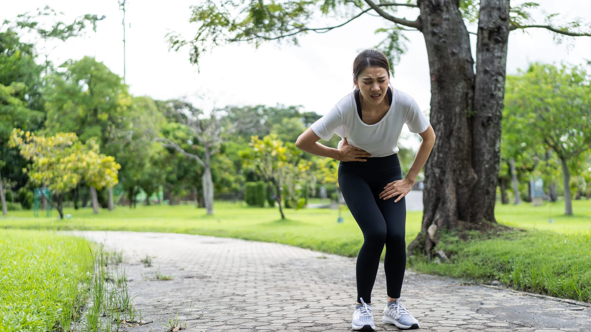 Bauchschmerzen und Durchfall: Sport bei hohen Temperaturen kann der Auslöser sein.