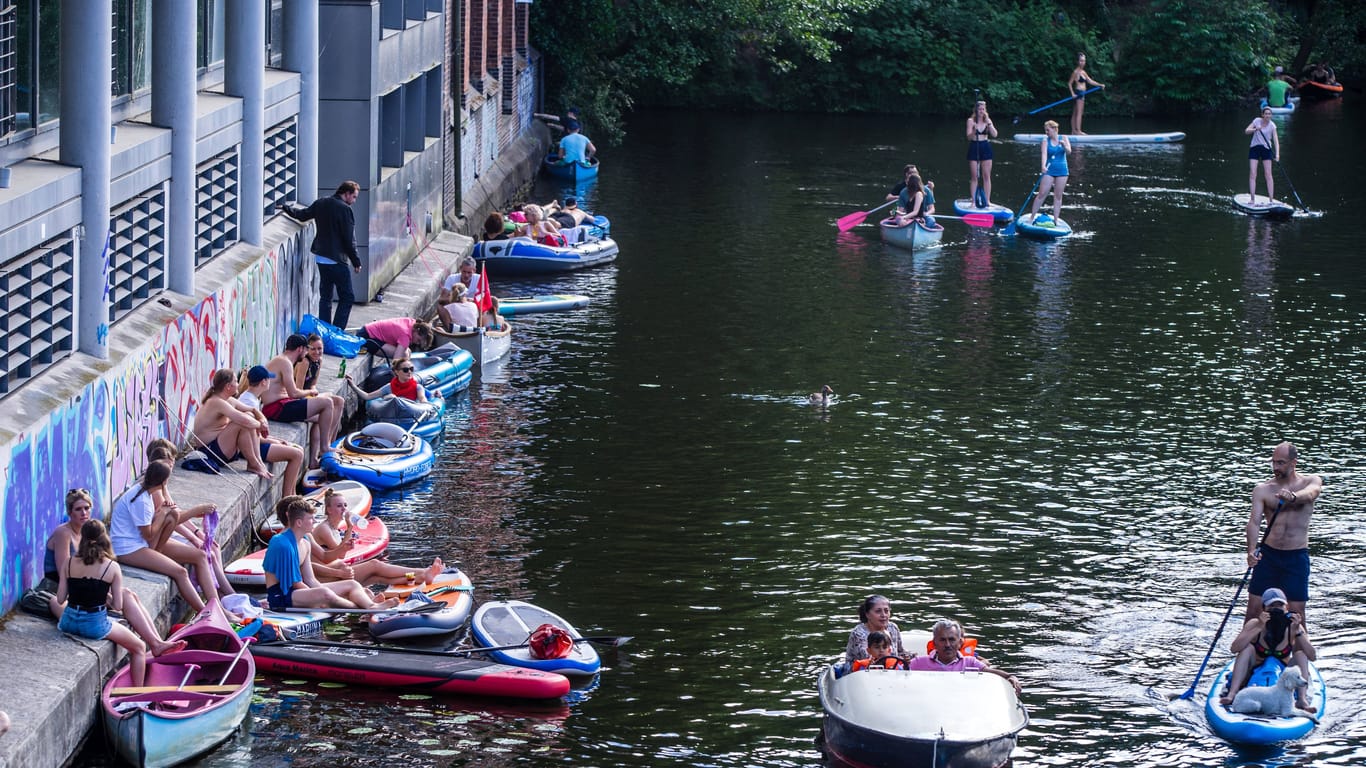 Wassersportler auf dem Goldbekkanal (Archivbild): Sie können den Kanal weiter nutzen, müssen aber einen Umweg fahren.