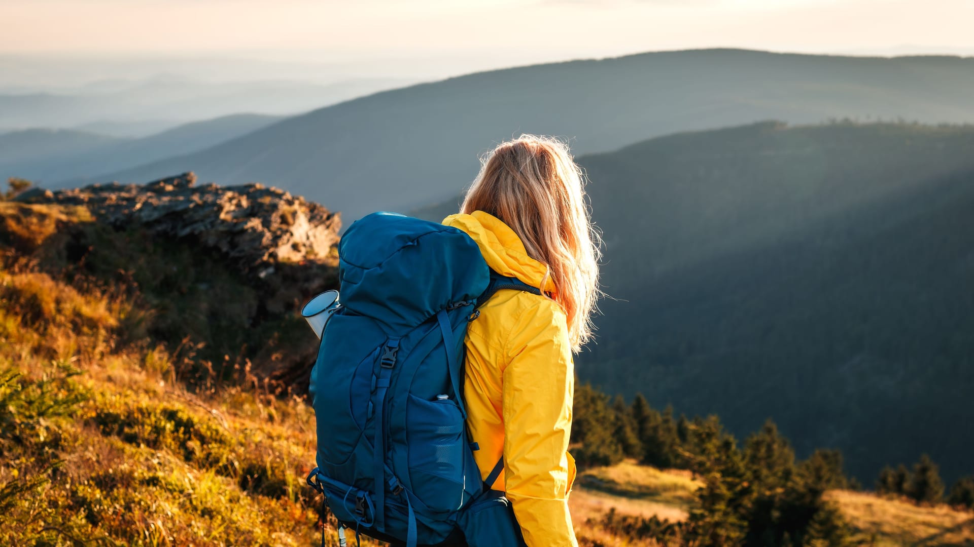 Ausflüge in die Natur: Mit Tagesrucksäcken sind Sie für lange Wanderungen gewappnet.