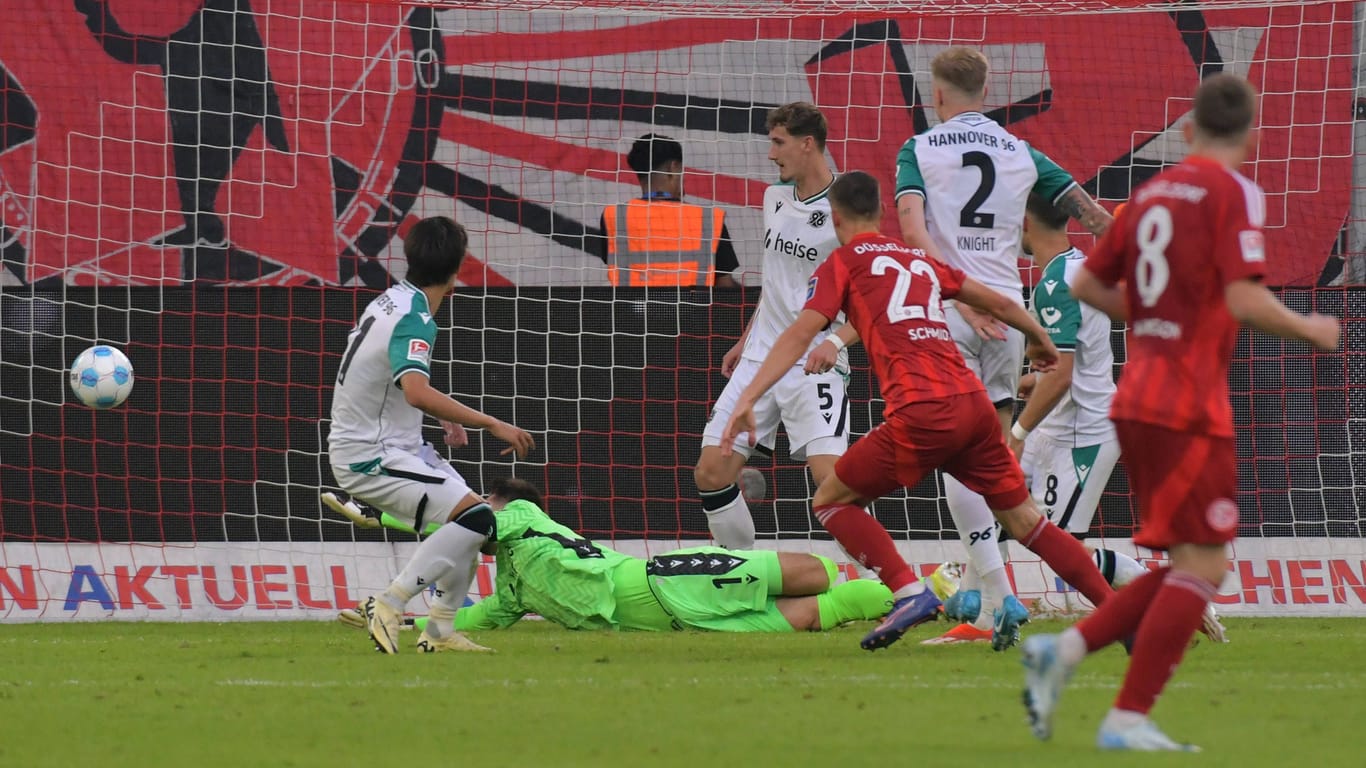 Da ist der Ball drin: Düsseldorfs Schmidt (vorn) erzielt das 1:0 für die Fortuna.