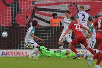 Da ist der Ball drin: Düsseldorfs Schmidt (vorn) erzielt das 1:0 für die Fortuna.