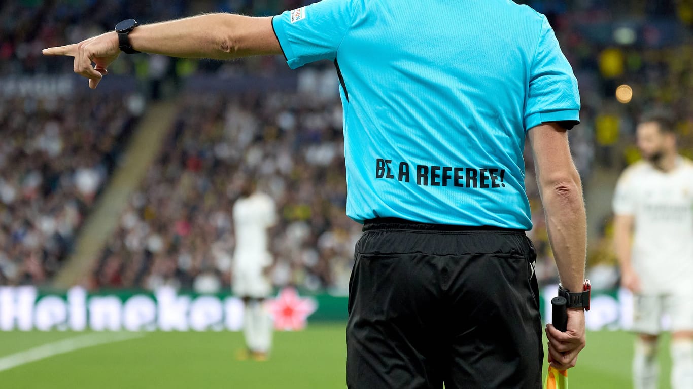 Ein Schiedsrichterassistent (Symbolbild): Bei einem Champions-League-Qualifikationsspiel kam es zu einem kuriosen Vorfall.