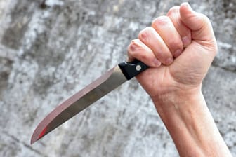 Symbolbild zum Thema Messerstecher, Messerstecherei, Hand, Maennerhand Männerhand mit einem Messer. Symbolbild zum Thema Gewalt am 24.07.2024