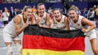 Marie Reichert, Elisa Mevius, Sonja Greinacher und Svenja Brunckhorst (v. l. n. r.): Sie feiern den Final-Sieg gegen Spanien.