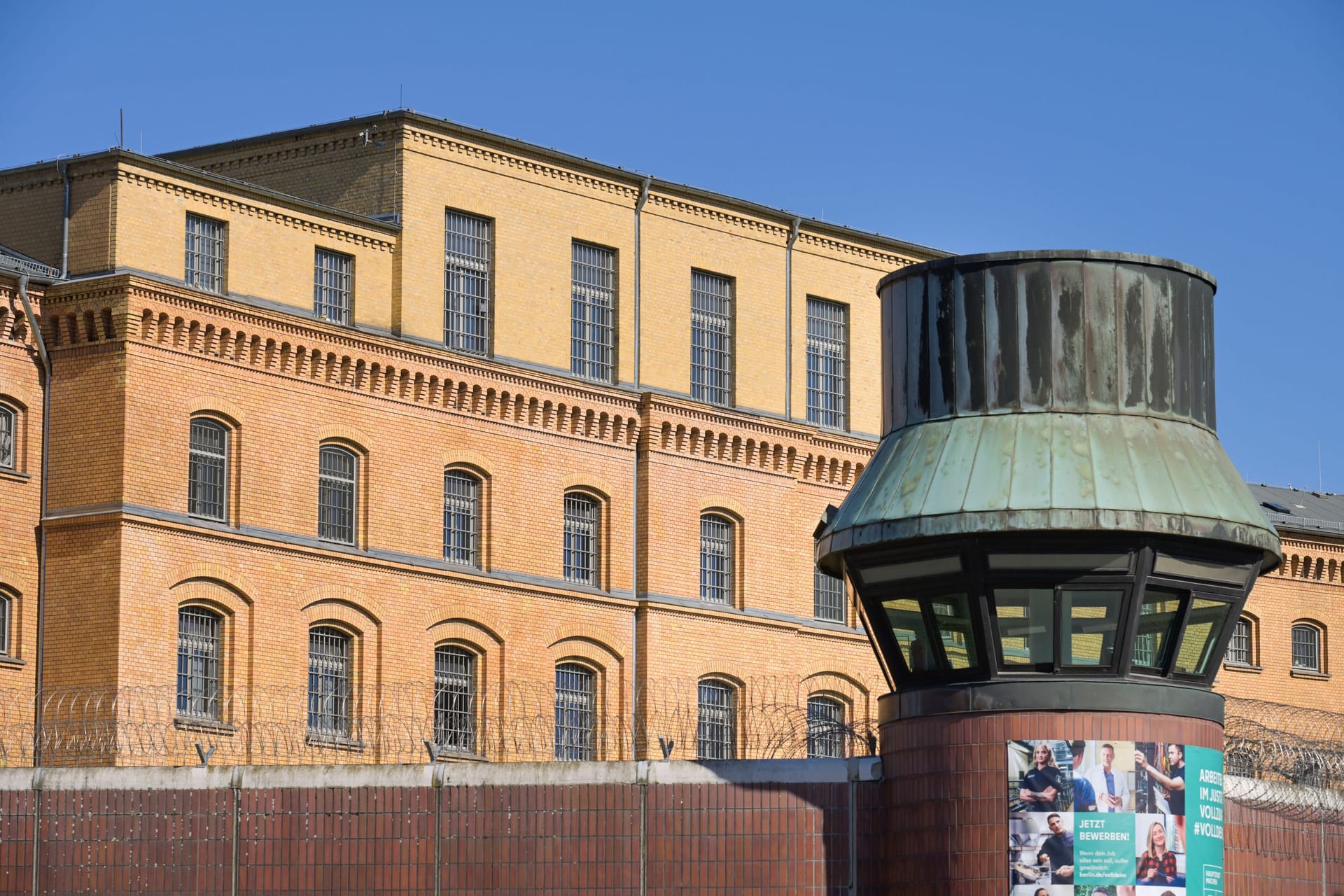 Die JVA Moabit (Archivbild): Ein Mitarbeiter im Gefängnis soll Drogen hineingeschmuggelt haben.