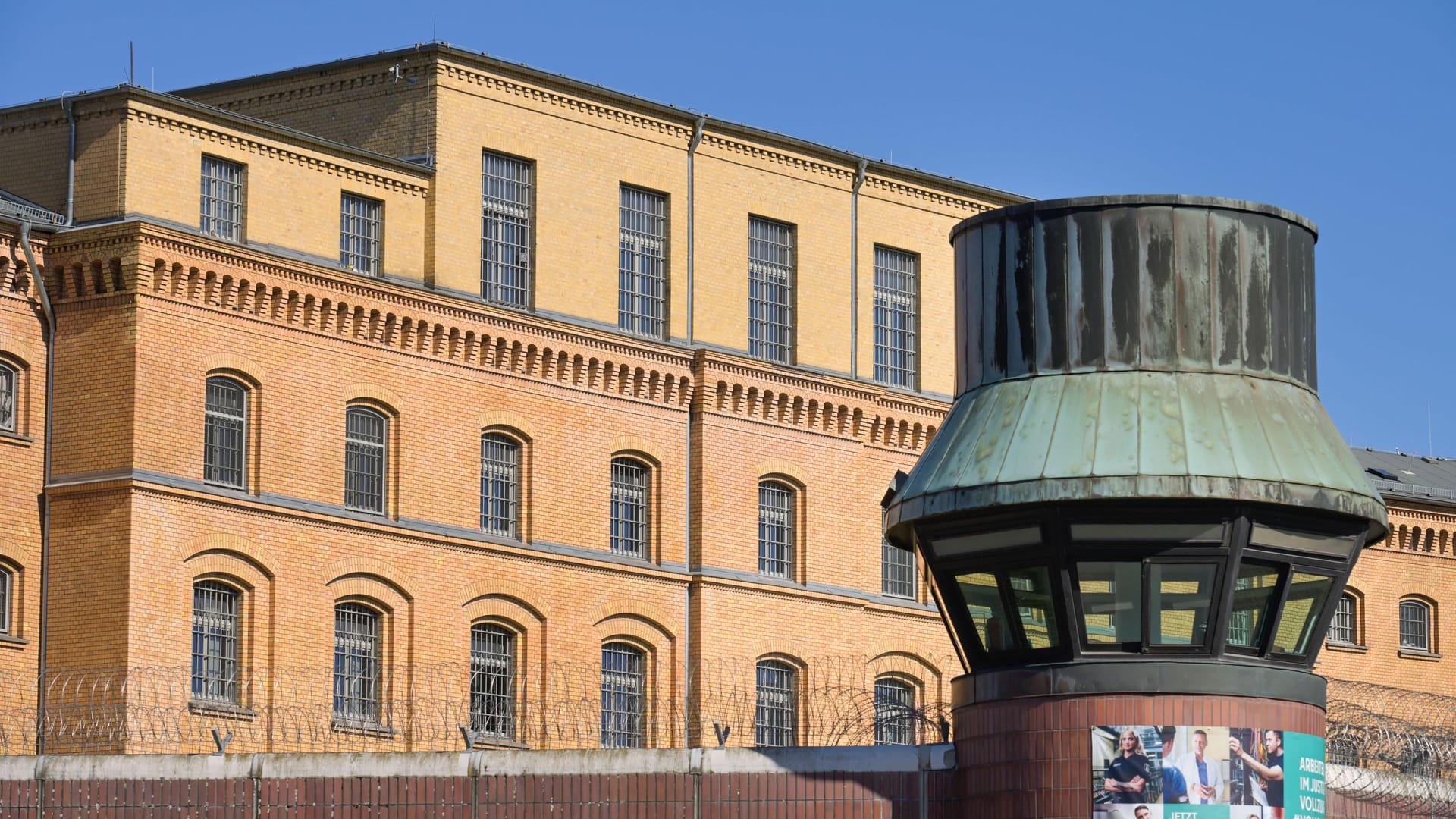 Die JVA Moabit (Archivbild): Ein Mitarbeiter im Gefängnis soll Drogen hineingeschmuggelt haben.