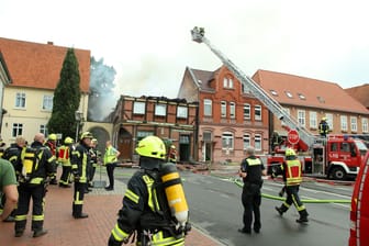 Brand in Verden: Die Feuerwehr kämpft gegen Flammen in einem Dachstuhl.