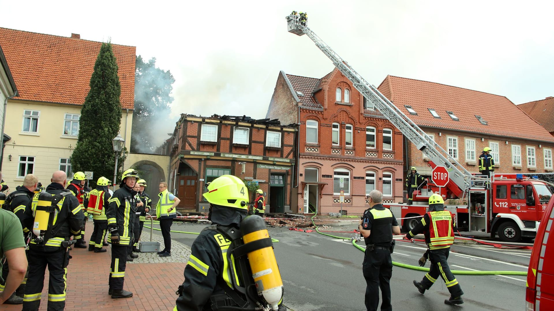 Brand in Verden: Die Feuerwehr kämpft gegen Flammen in einem Dachstuhl.