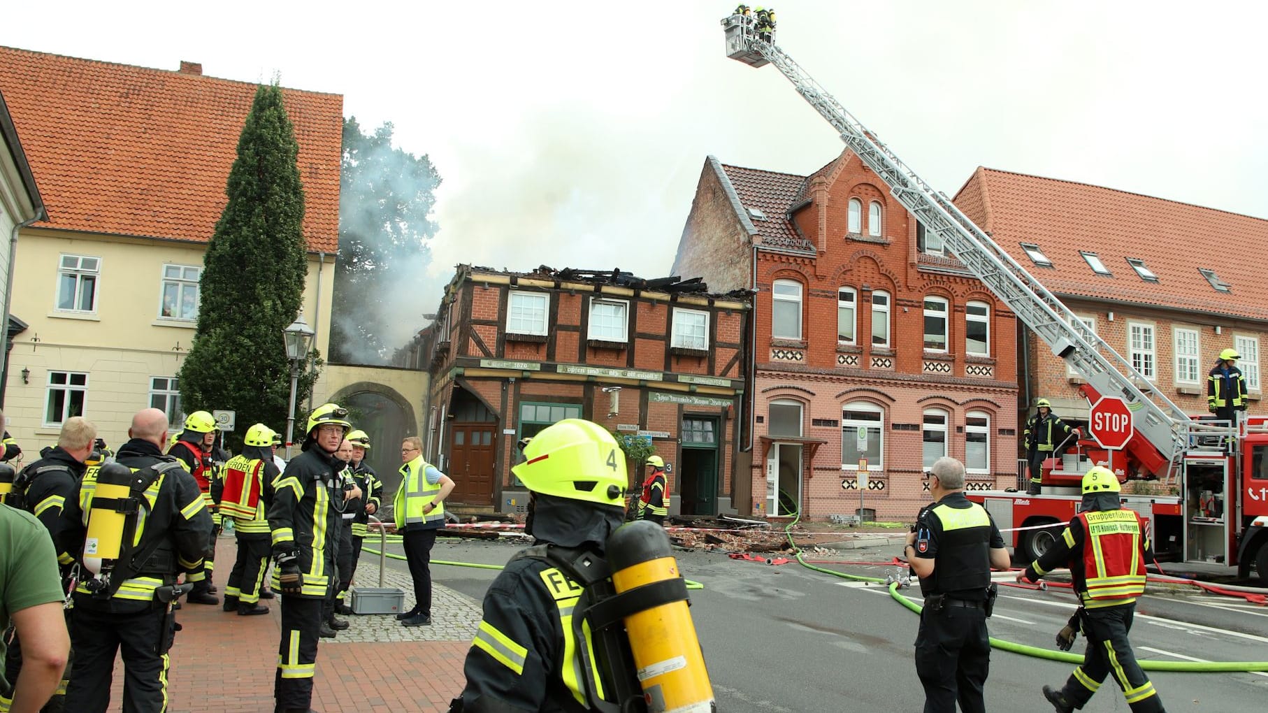 Brand in Verden: Die Feuerwehr kämpft gegen Flammen in einem Dachstuhl.