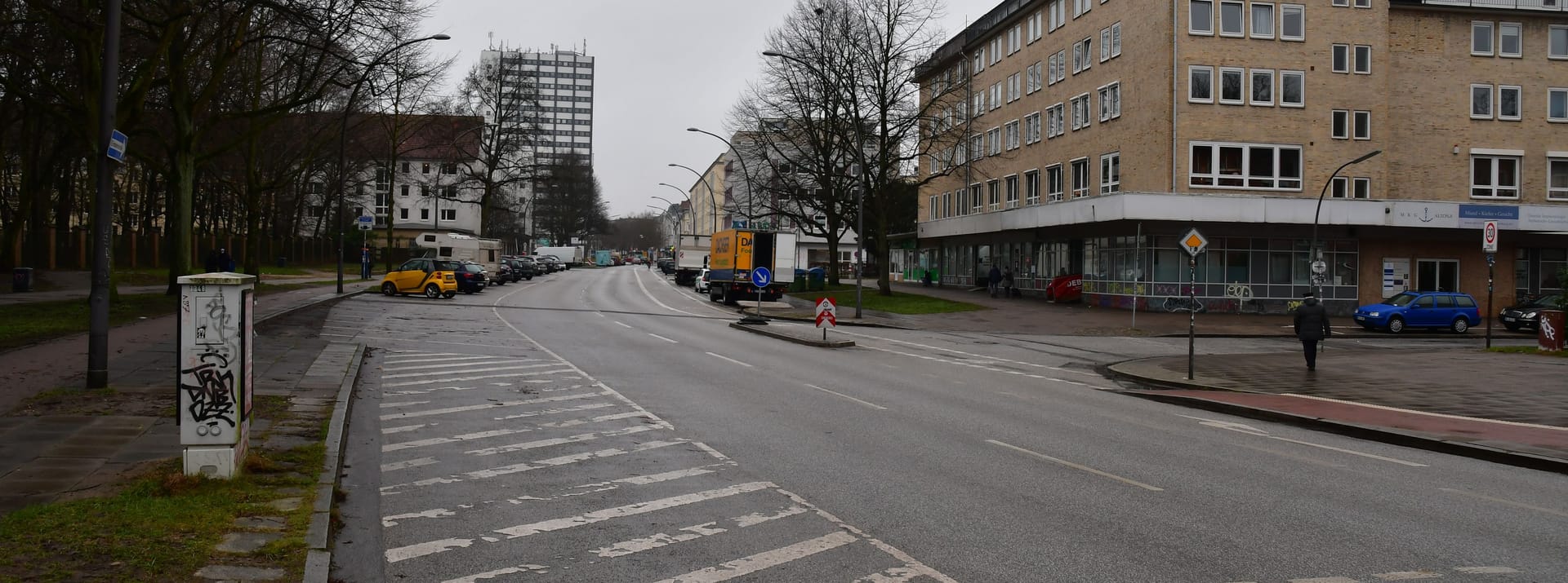 So die Straße an der Ecke zur Unzerstraße vor dem Umbau aus.