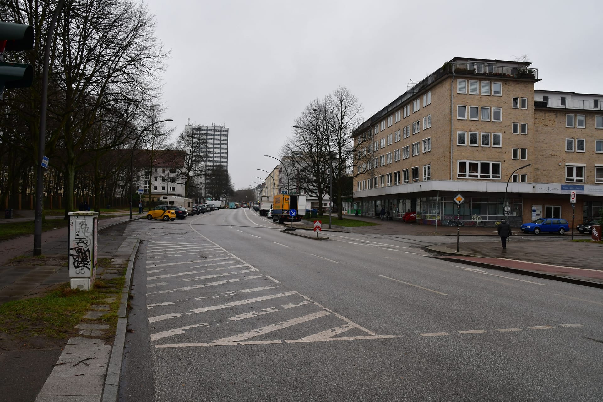 So die Straße an der Ecke zur Unzerstraße vor dem Umbau aus.