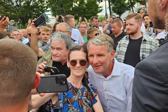 Höcke mit Fan: Nach seiner Rede in Erfurt stehen Zuhörer Schlange für ein Selfie.