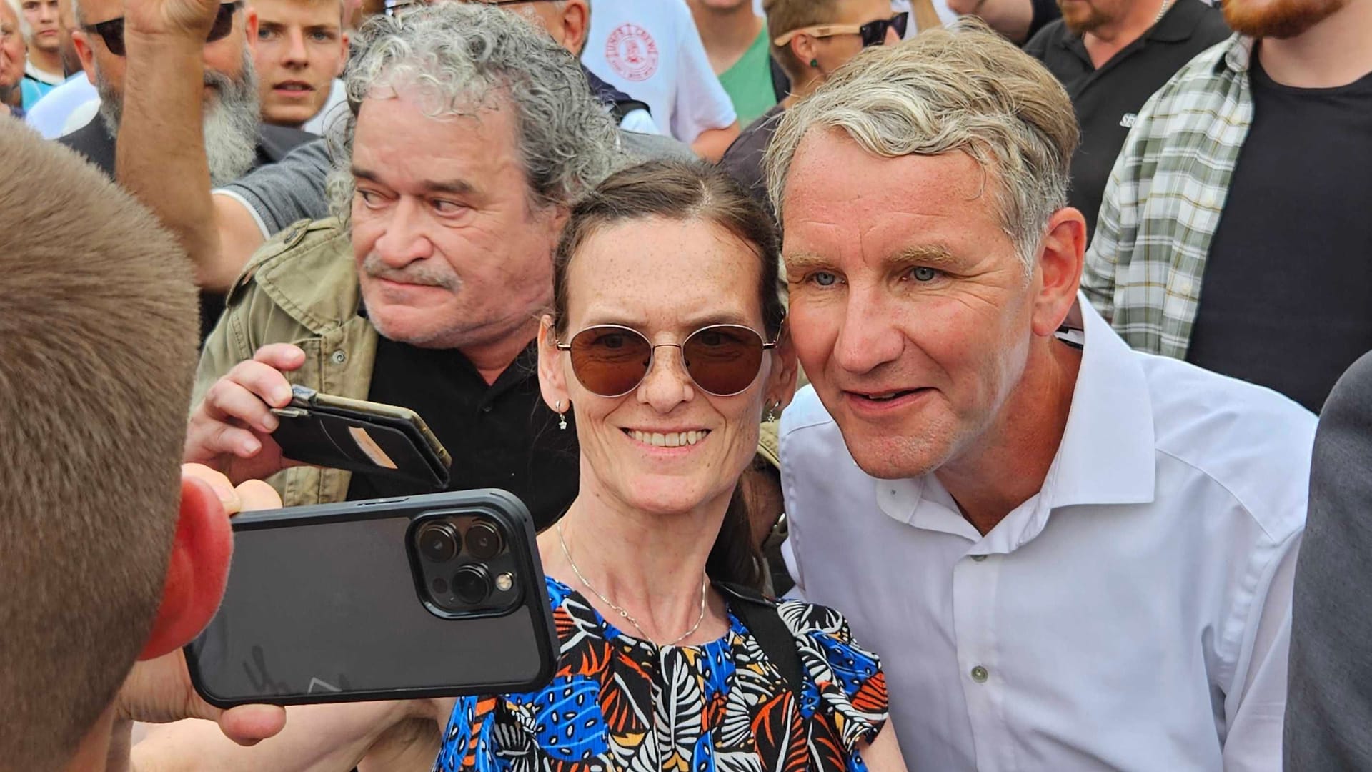 Höcke mit Fan: Nach seiner Rede in Erfurt stehen Zuhörer Schlange für ein Selfie.