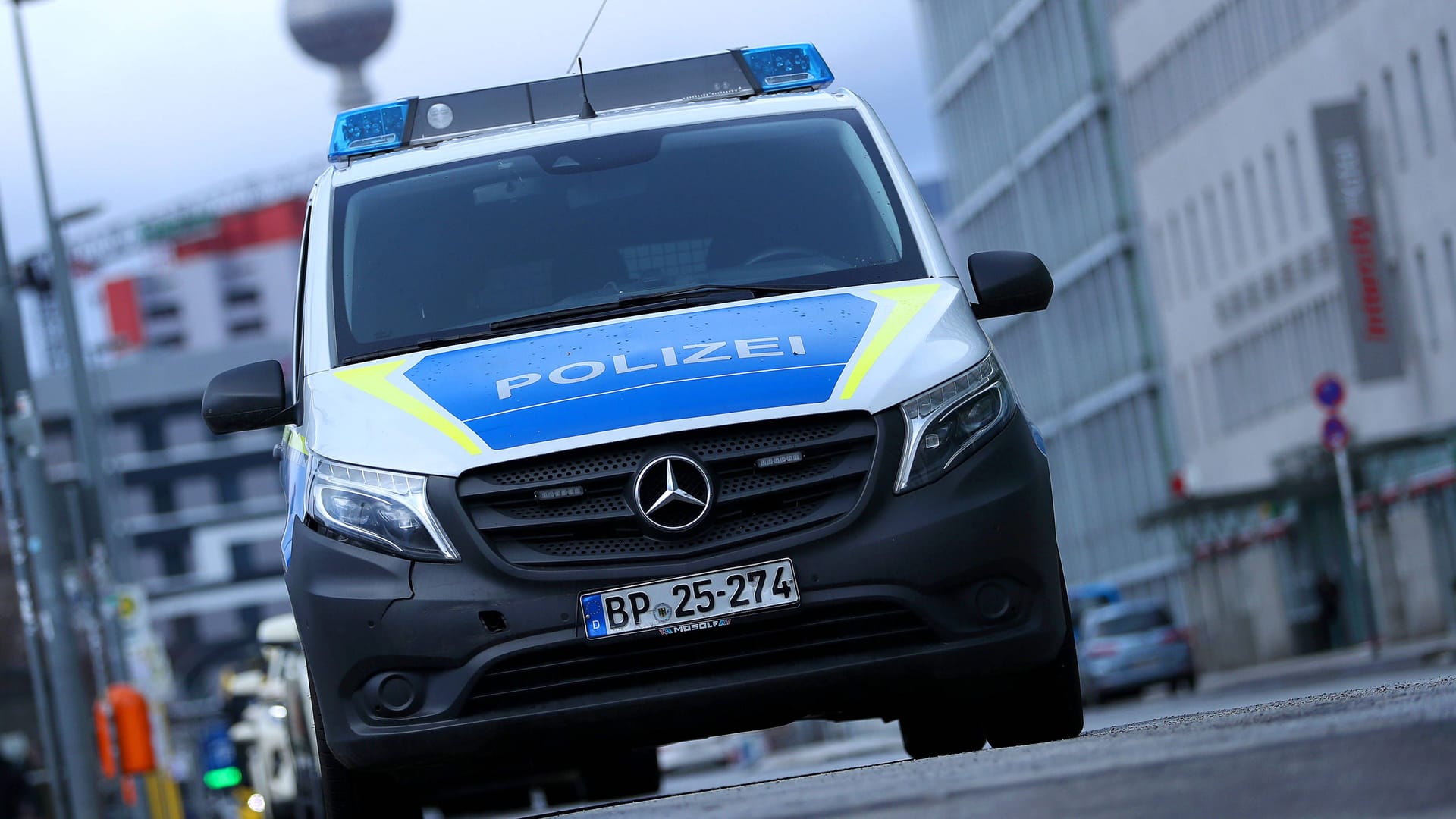 Einsatzwagen der Berliner Polizei am Ostbahnhof (Symbolfoto): Am Freitag klickten hier die Handschellen eines mutmaßlichen Sexualstraftäters.