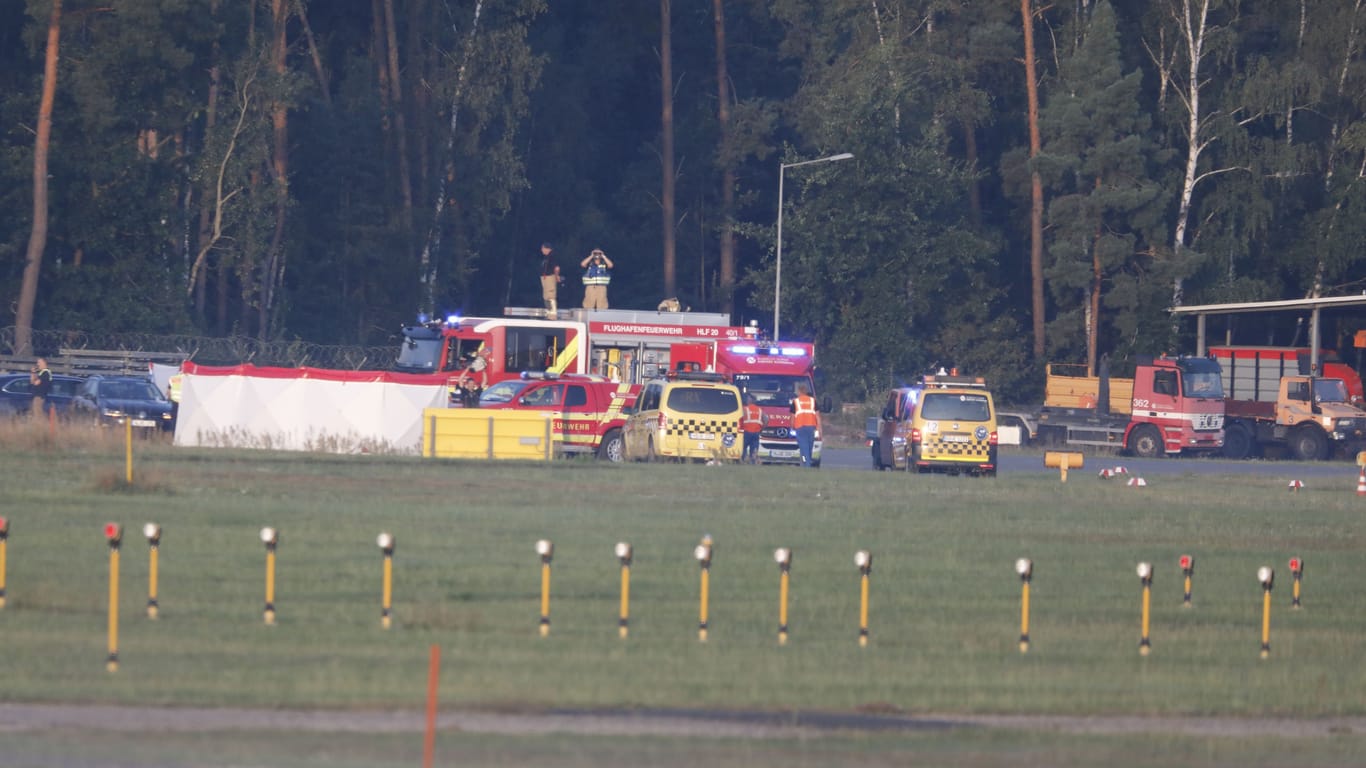 Zwei Aktivisten der "Letzen Generation" blockieren das Rollfeld des Nürnberger Flughafens: Polizei und Flughafenfeuerwehr sind vor Ort.