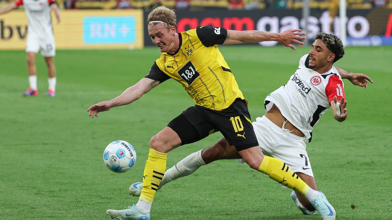 Julian Brandt (l.) im Duell mit Omar Marmoush.