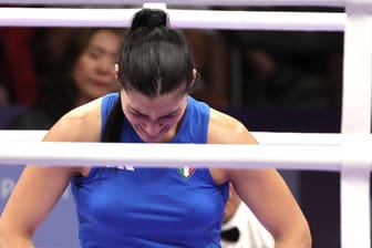 Angela Carini brach nach ihrer Olympia-Niederlage in Tränen aus.